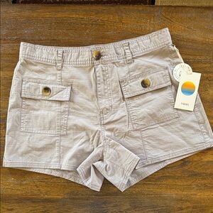 Vuori Women's Cargo Shorts in Beige